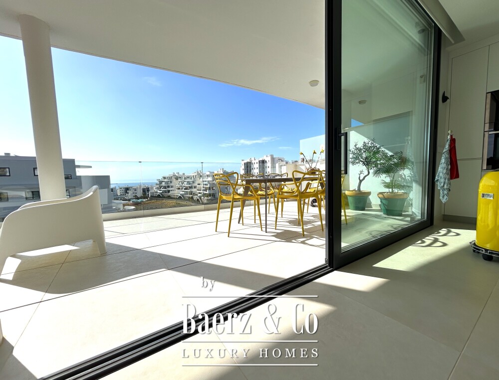Contemporary Apartment with Sea Views, Higuerón West image