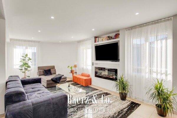 photo 2 Renovated 2-bedroom apartment for sale – Saint-Raphaël city centre – large south-facing terrace – 2 en-suite bedrooms