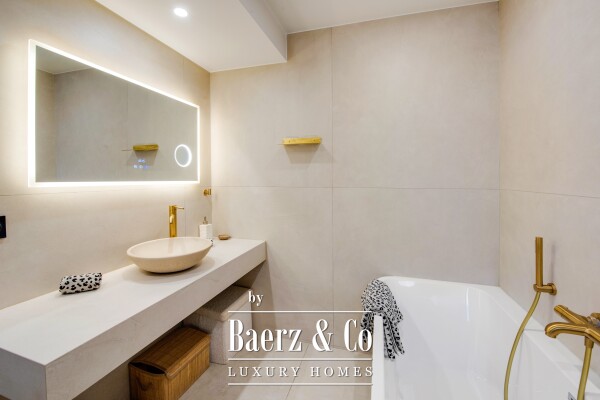 photo 17 Renovated 2-bedroom apartment for sale – Saint-Raphaël city centre – large south-facing terrace – 2 en-suite bedrooms